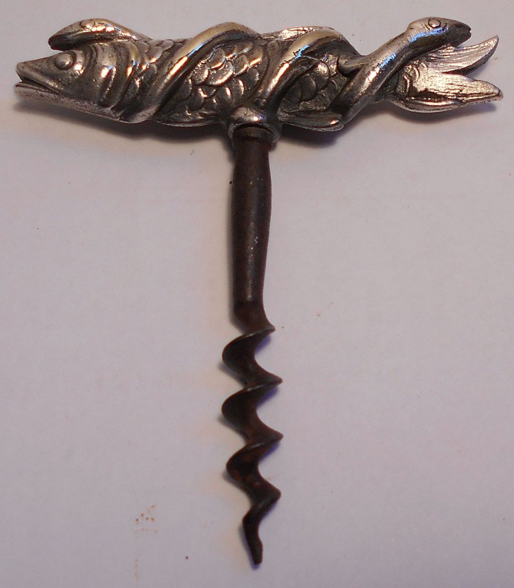 Tire-bouchon figuratif, d'un poisson (un brochet ?) enlacé par deux anguilles. Bronze argenté. -photo-2