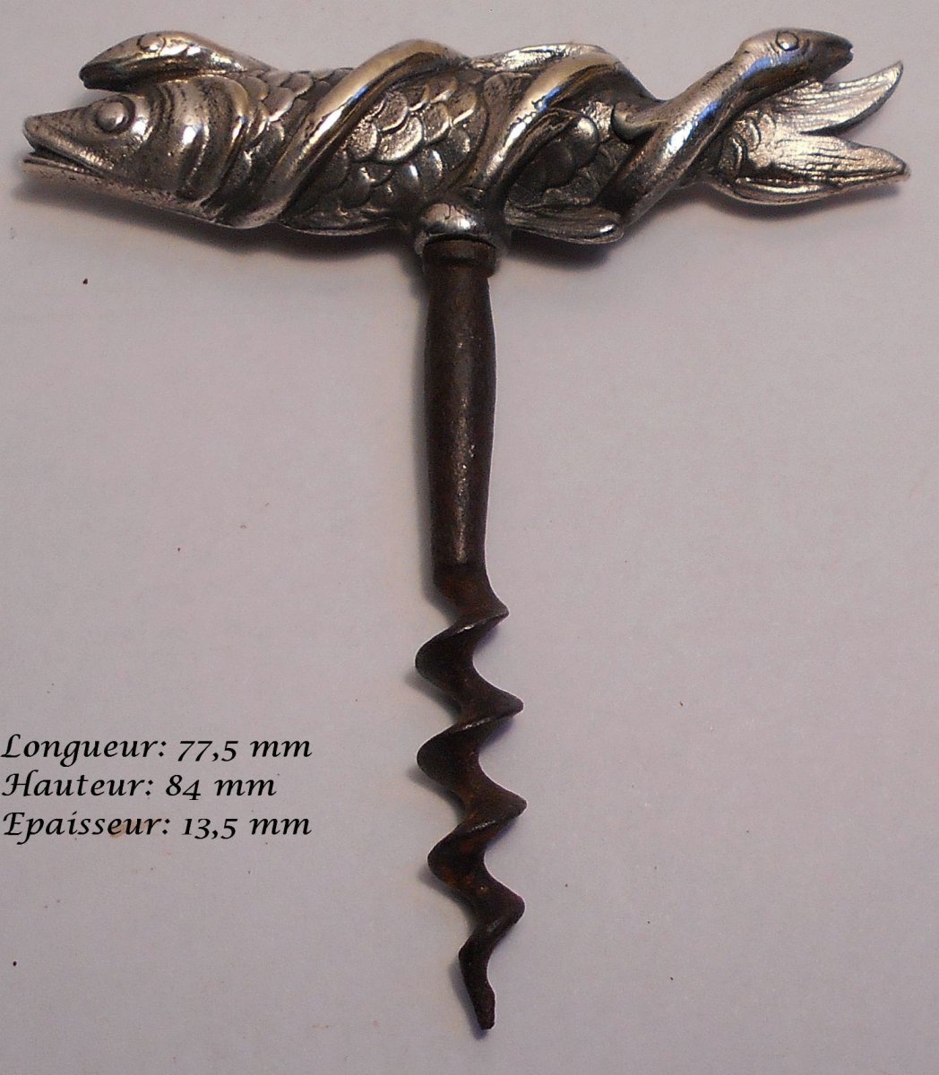 Tire-bouchon figuratif, d'un poisson (un brochet ?) enlacé par deux anguilles. Bronze argenté. -photo-4