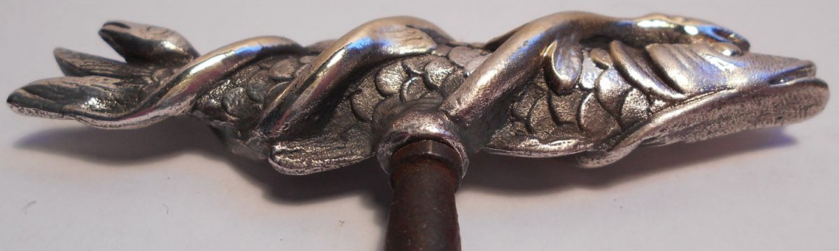 Tire-bouchon figuratif, d'un poisson (un brochet ?) enlacé par deux anguilles. Bronze argenté. -photo-5