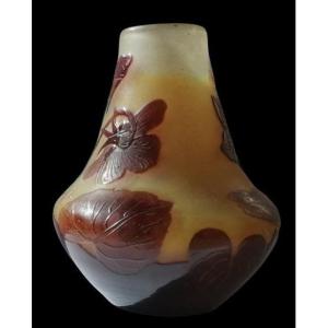 Emile Gallé (1846-1904). Petit vase fleuri en pâte de verre multicouche.