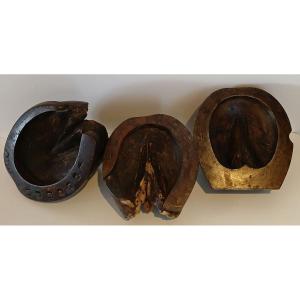 3 fers à cheval, orthopédiques. Travail de maréchal ferrant.