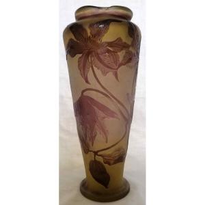 Vase en pâte de verre à l'image de clématites, du Maître verrier Emile Gallé (1846-1904)