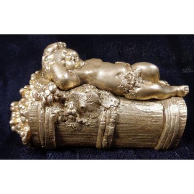 Boite pyrogène à allumettes-bougies en bronze doré à l’image de Bacchus dormant sur sa hotte.