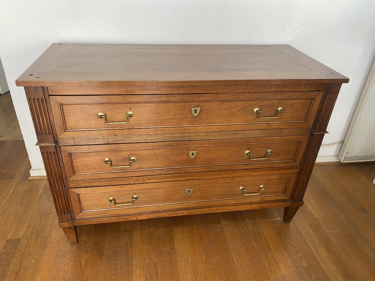 Commode De style Louis XVI en noyer.