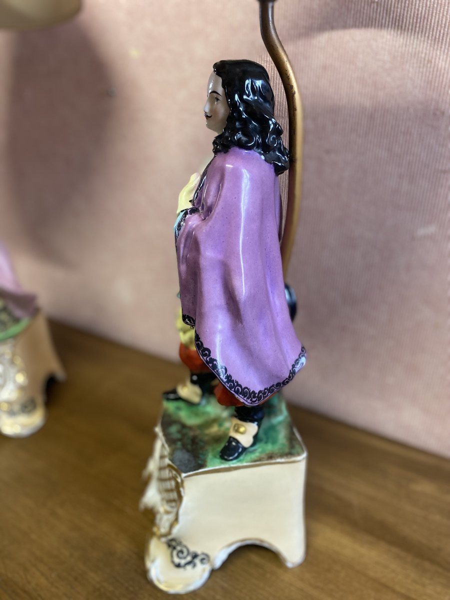 Paire de personnages en costume du 18 ème siècle, formant lampes.-photo-1