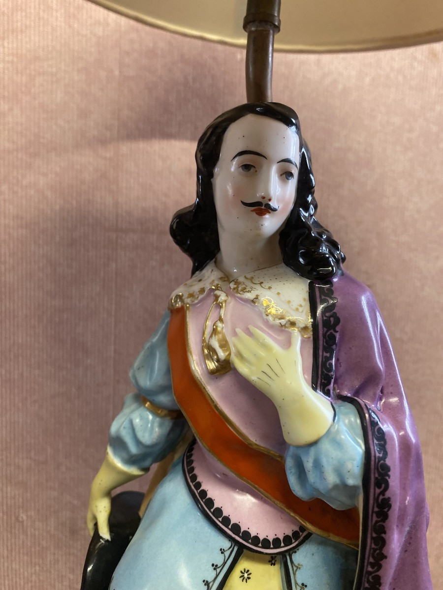 Paire de personnages en costume du 18 ème siècle, formant lampes.