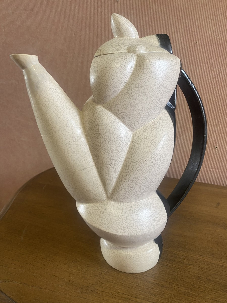 Cafetière en céramique craquelée, figurant une femme. Très bon état.