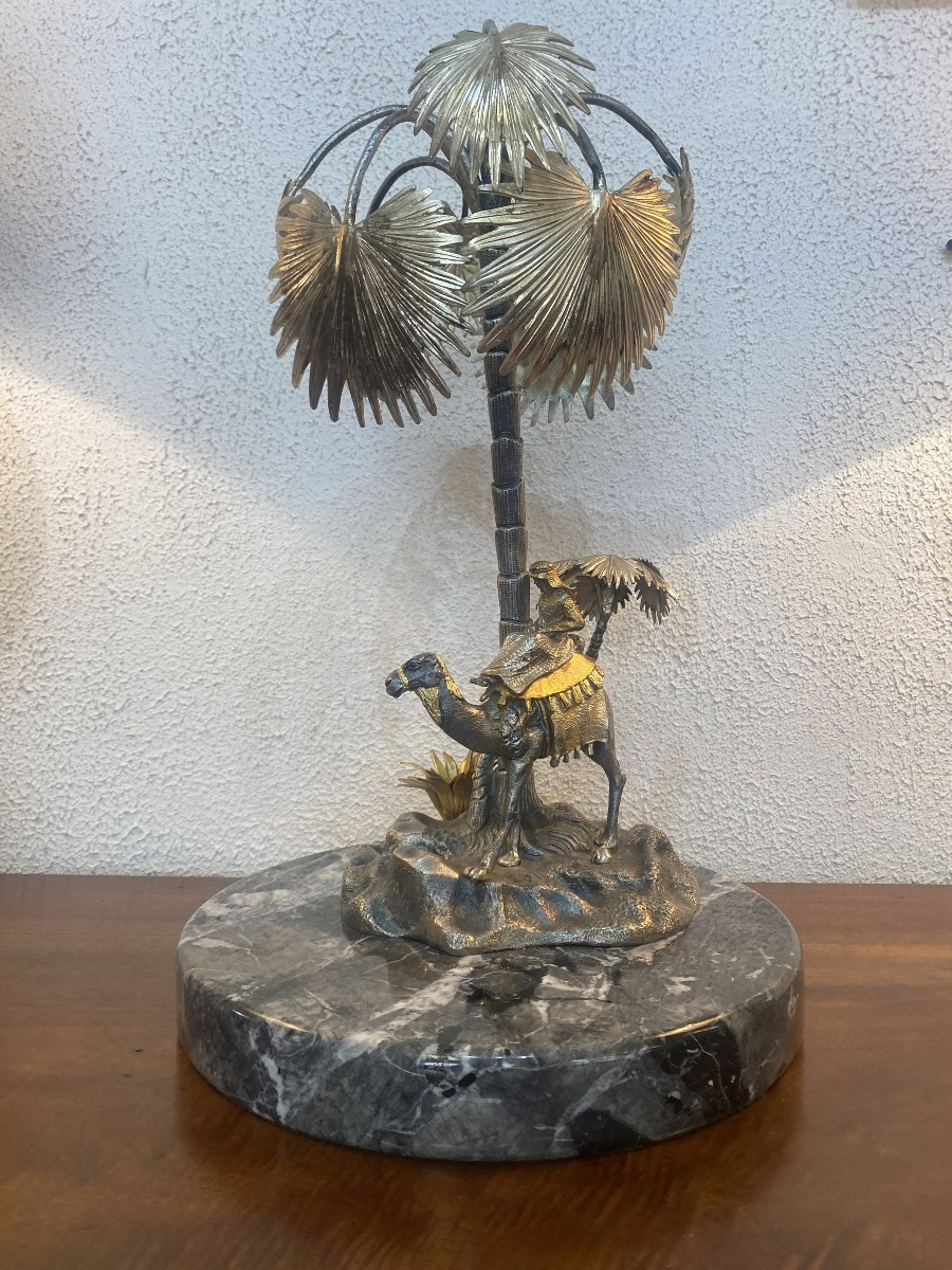 Sculpture figurant un méhariste dans une oasis