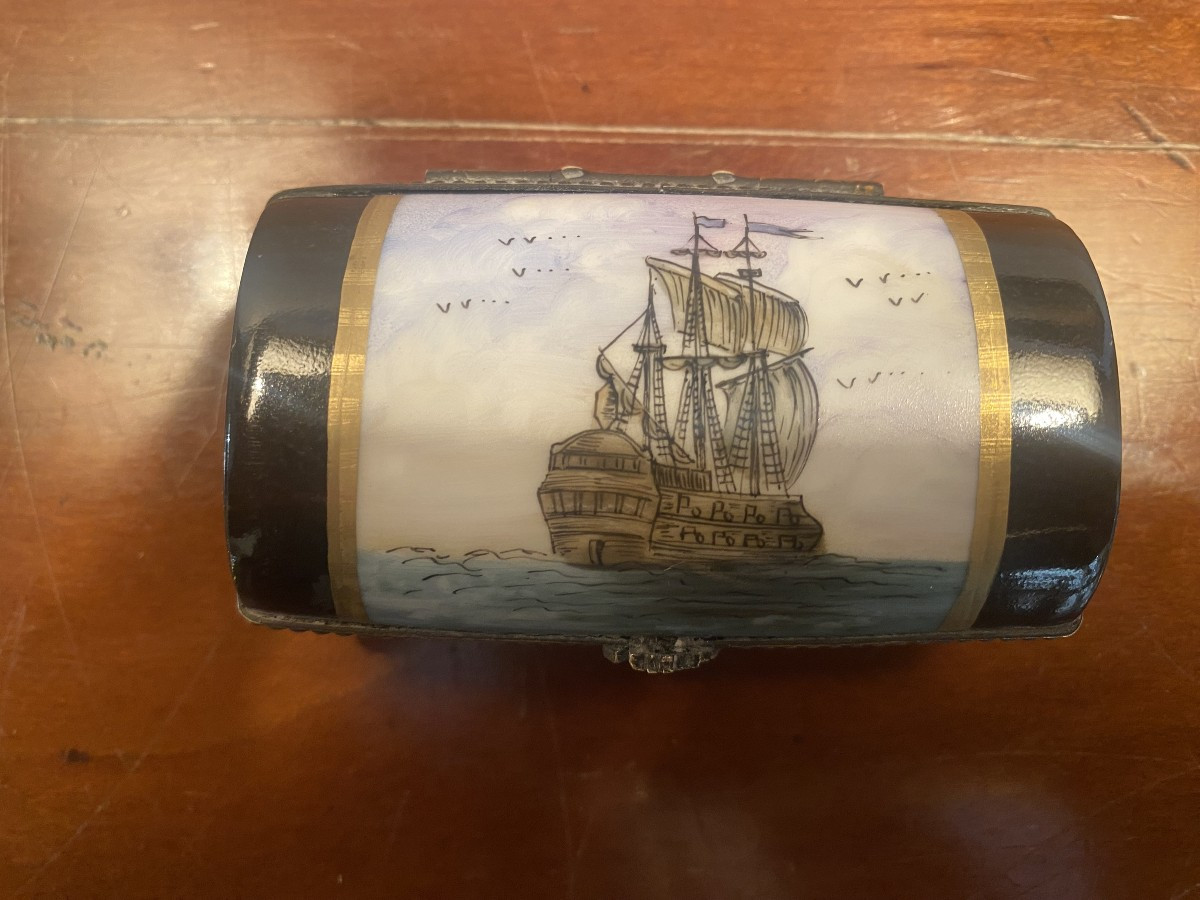 tabatière à décor de voilier avec une anotation à l'intérieur. Parfait état.