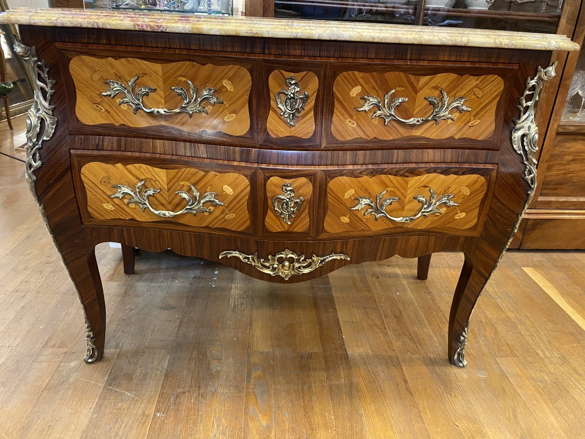 Commode en marqueterie de bois de rose, de style Louis .X.V.