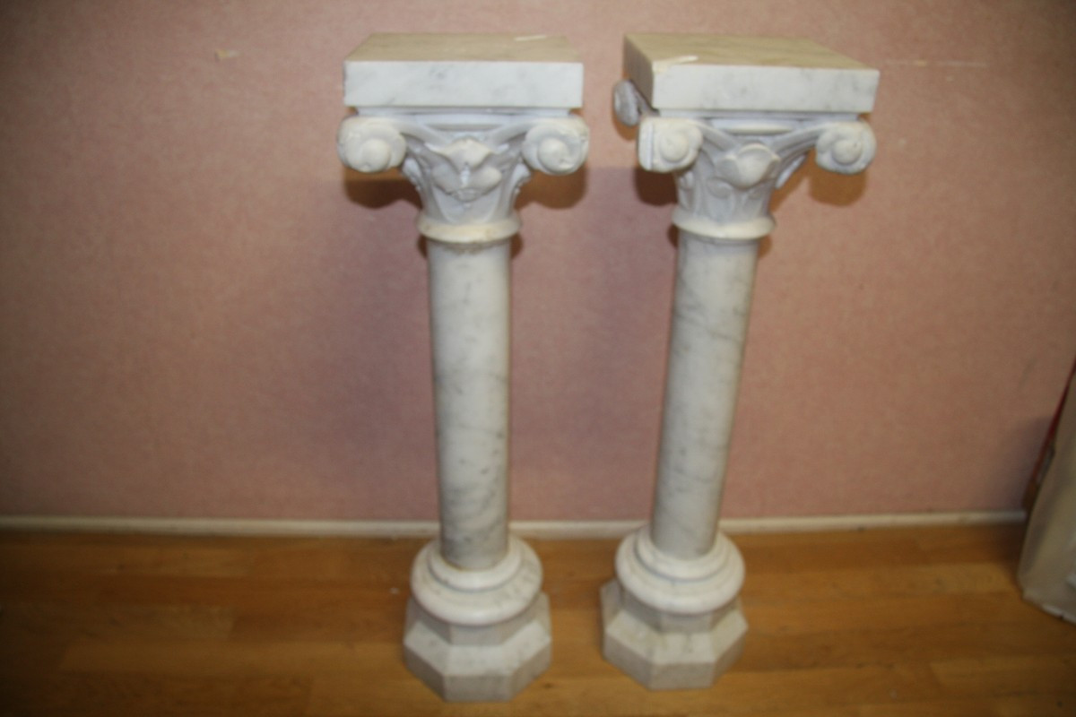 Paires de colonnes en marbre de Carrare légèrement veinée