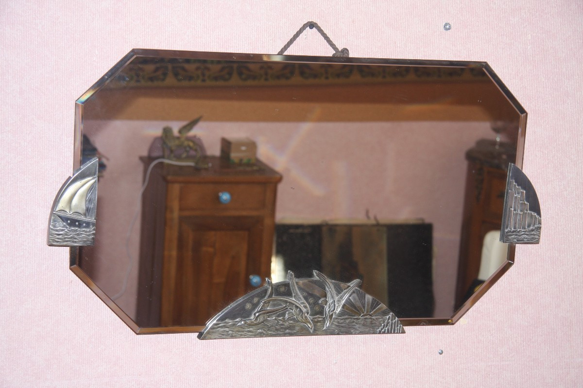 Miroir art déco avec motifs en bronze , très bon état.