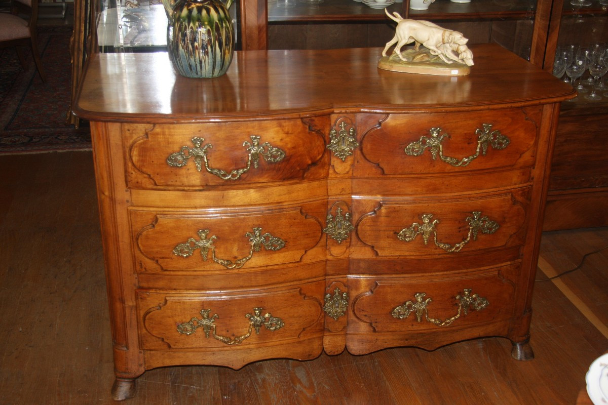 Commode régence en noyer, 3 tiroirs, poignées de tirage en bronze.