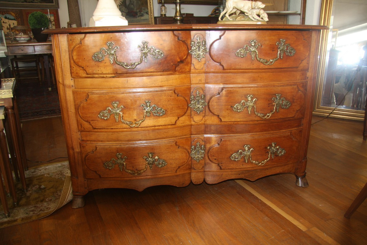 Commode régence en noyer, 3 tiroirs, poignées de tirage en bronze.