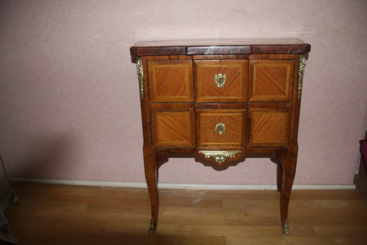 Petite commode, d'époque transition Louis XV-Louis XVI,  dessus marbre rouge veiné de gris.-photo-3