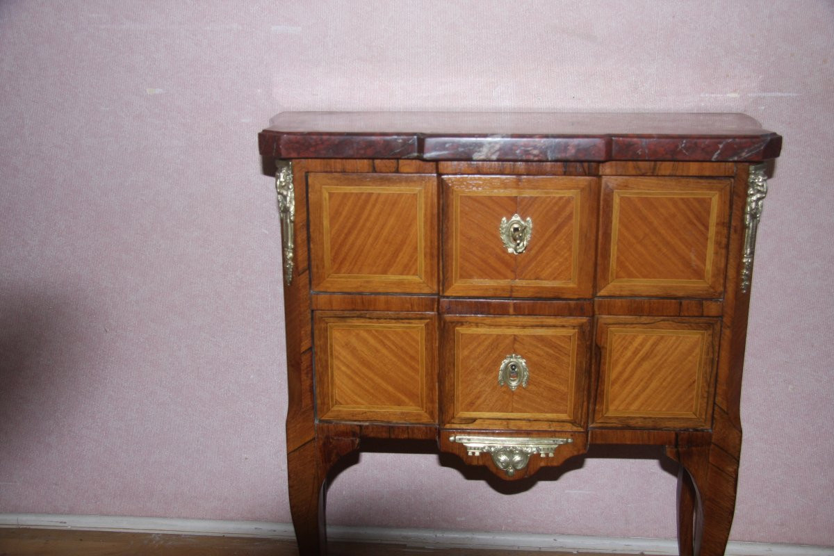 Petite commode, d'époque transition Louis XV-Louis XVI,  dessus marbre rouge veiné de gris.-photo-4