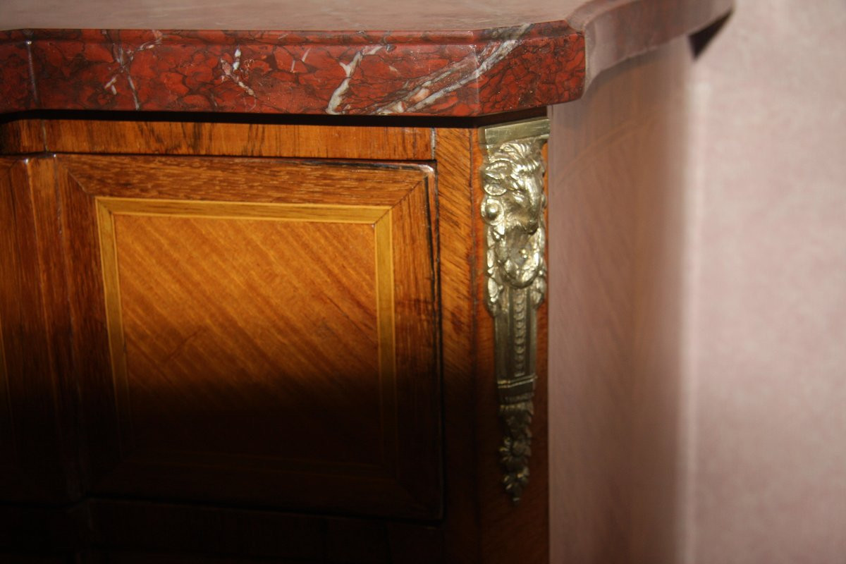 Petite commode, d'époque transition Louis XV-Louis XVI,  dessus marbre rouge veiné de gris.-photo-1
