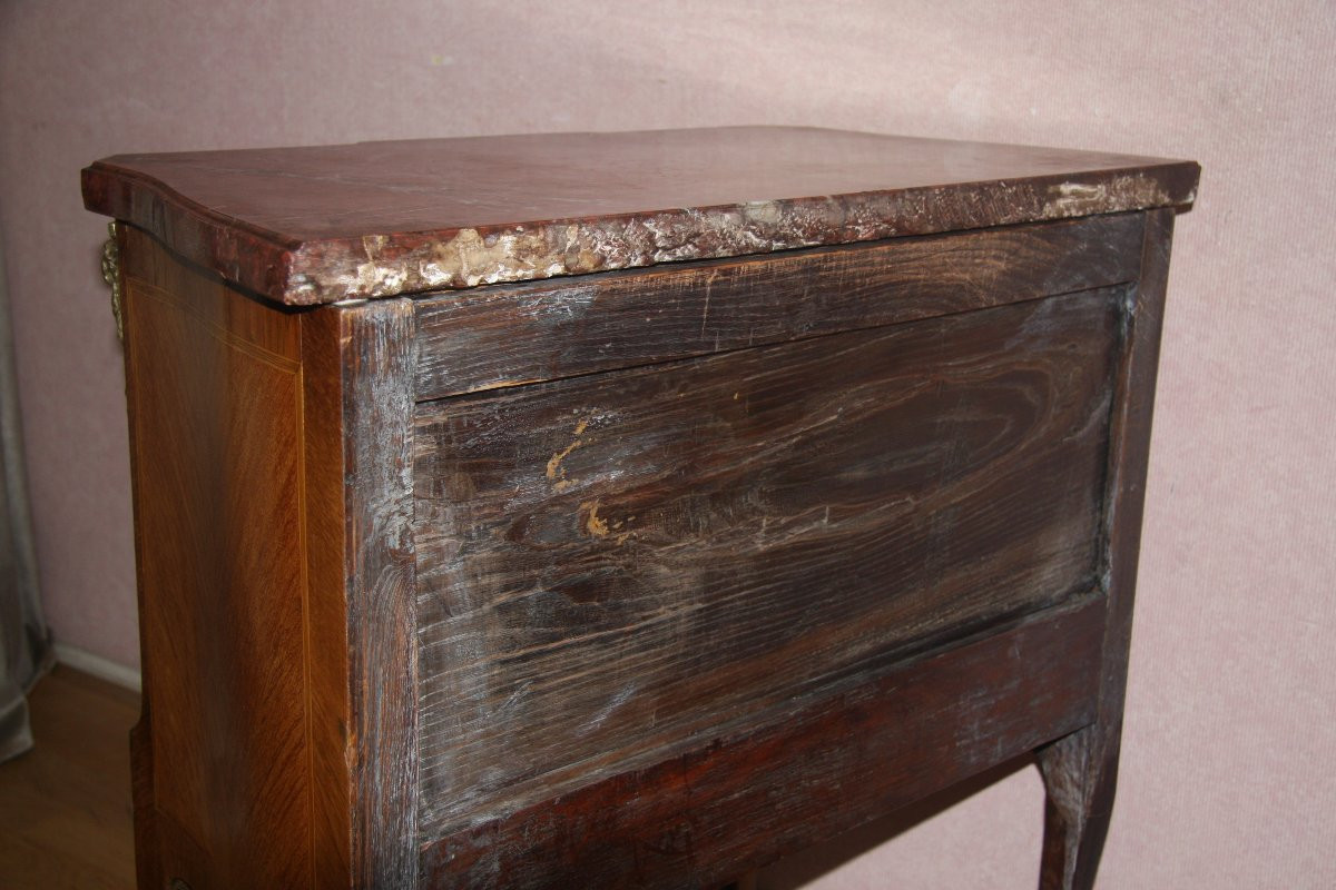 Petite commode, d'époque transition Louis XV-Louis XVI,  dessus marbre rouge veiné de gris.-photo-2