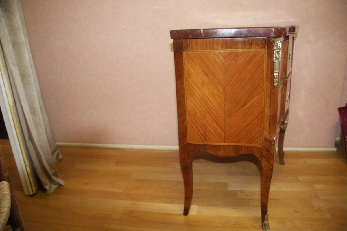 Petite commode, d'époque transition Louis XV-Louis XVI,  dessus marbre rouge veiné de gris.-photo-4