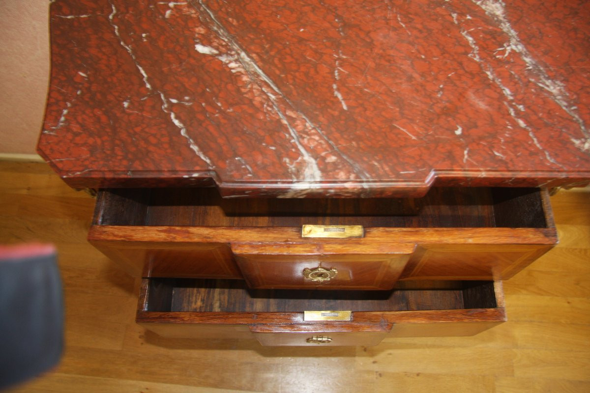 Petite commode, d'époque transition Louis XV-Louis XVI,  dessus marbre rouge veiné de gris.-photo-6