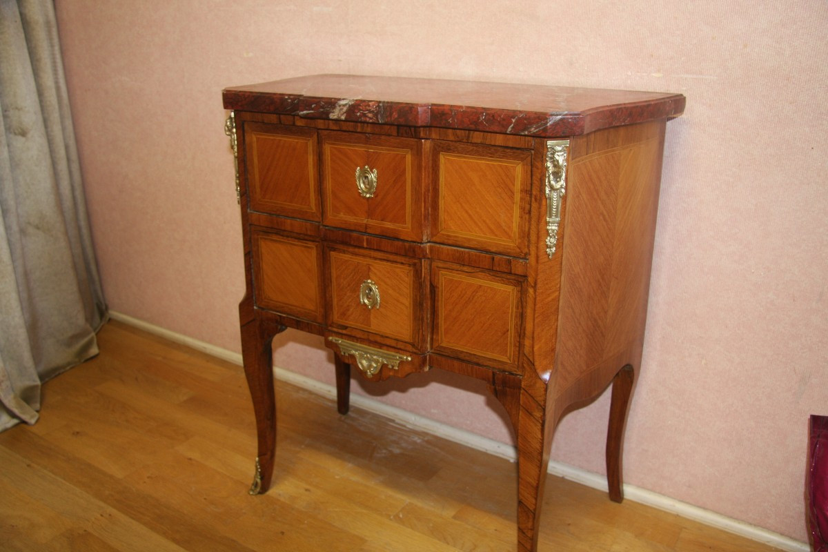 Petite commode, d'époque transition Louis XV-Louis XVI,  dessus marbre rouge veiné de gris.