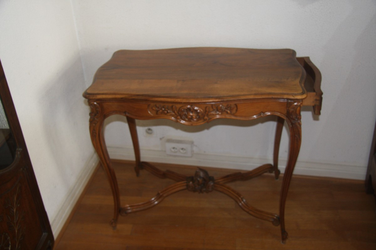 Table bureau et sa chaise en noyer de style Louis XVI.