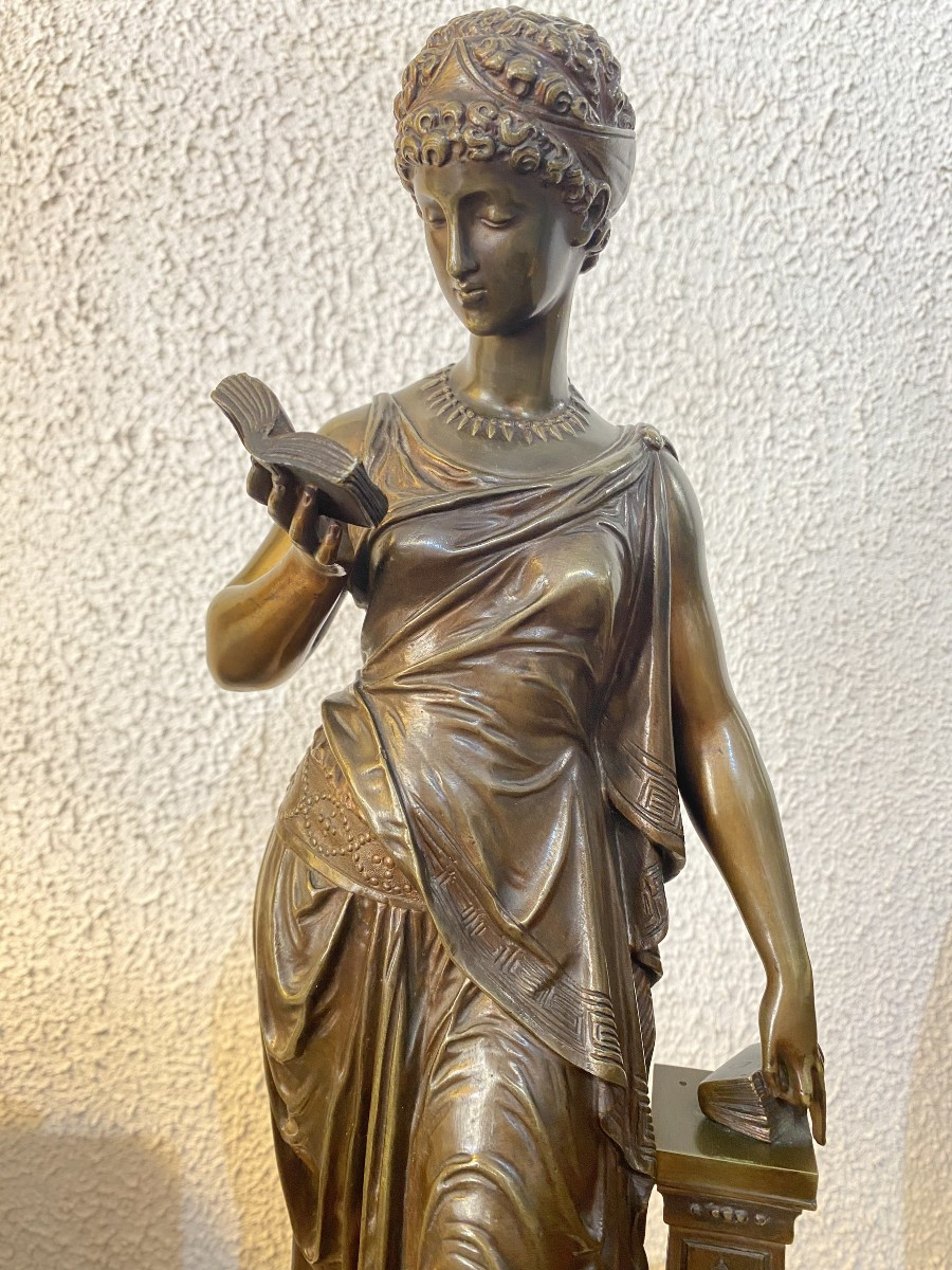 Bronze à l'antique, présentant une femme à la lecture. Excellent état.