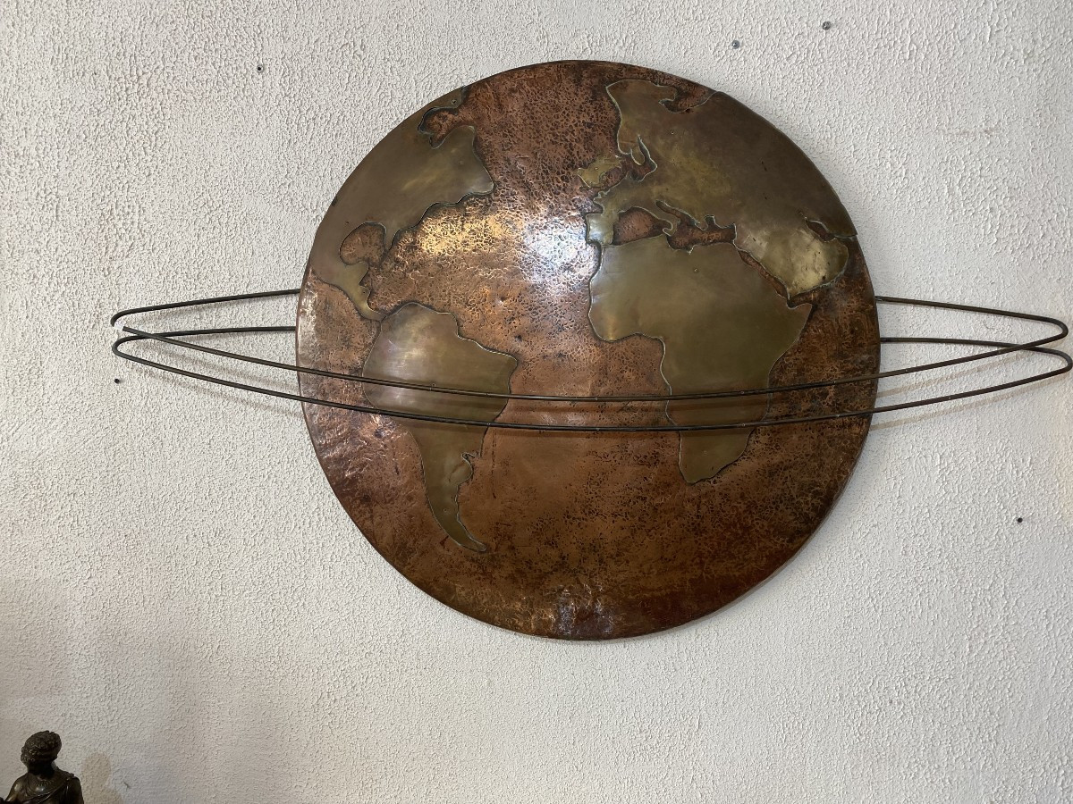 Mappemonde en cuivre avec les continents en laiton découpés.-photo-2