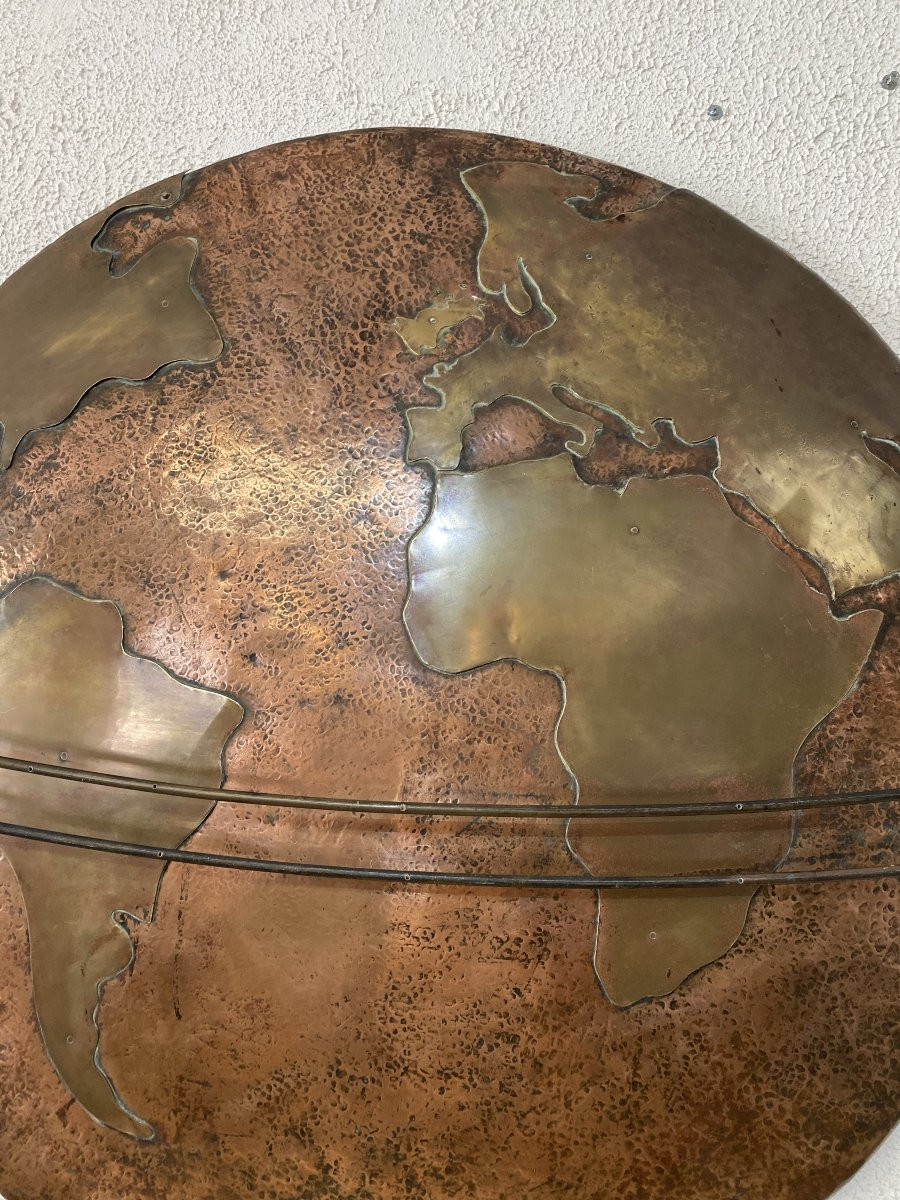 Mappemonde en cuivre avec les continents en laiton découpés.-photo-1