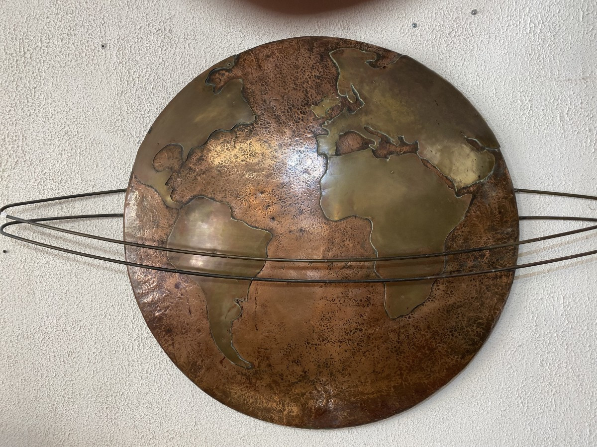 Mappemonde en cuivre avec les continents en laiton découpés.
