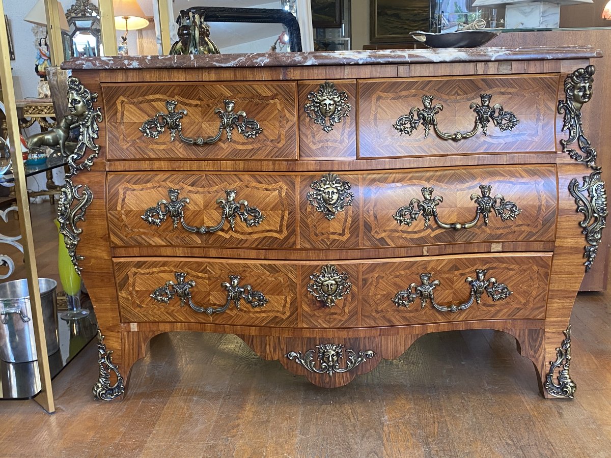 Commode tombeau de style Louis XV en marqueterie de bois de rose. Excellent état.