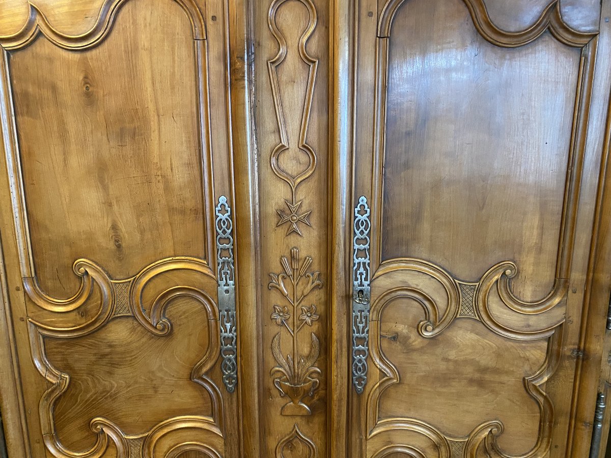 Armoire Bressane en noyer de la deuxième moitié du 19 éme siècle. -photo-3