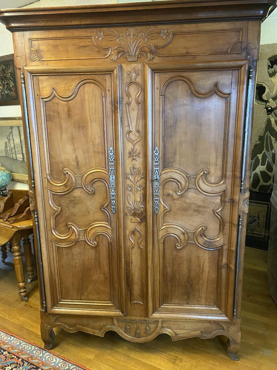 Armoire Bressane en noyer de la deuxième moitié du 19 éme siècle. -photo-1