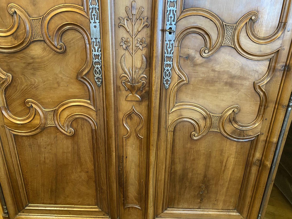 Armoire Bressane en noyer de la deuxième moitié du 19 éme siècle. -photo-3