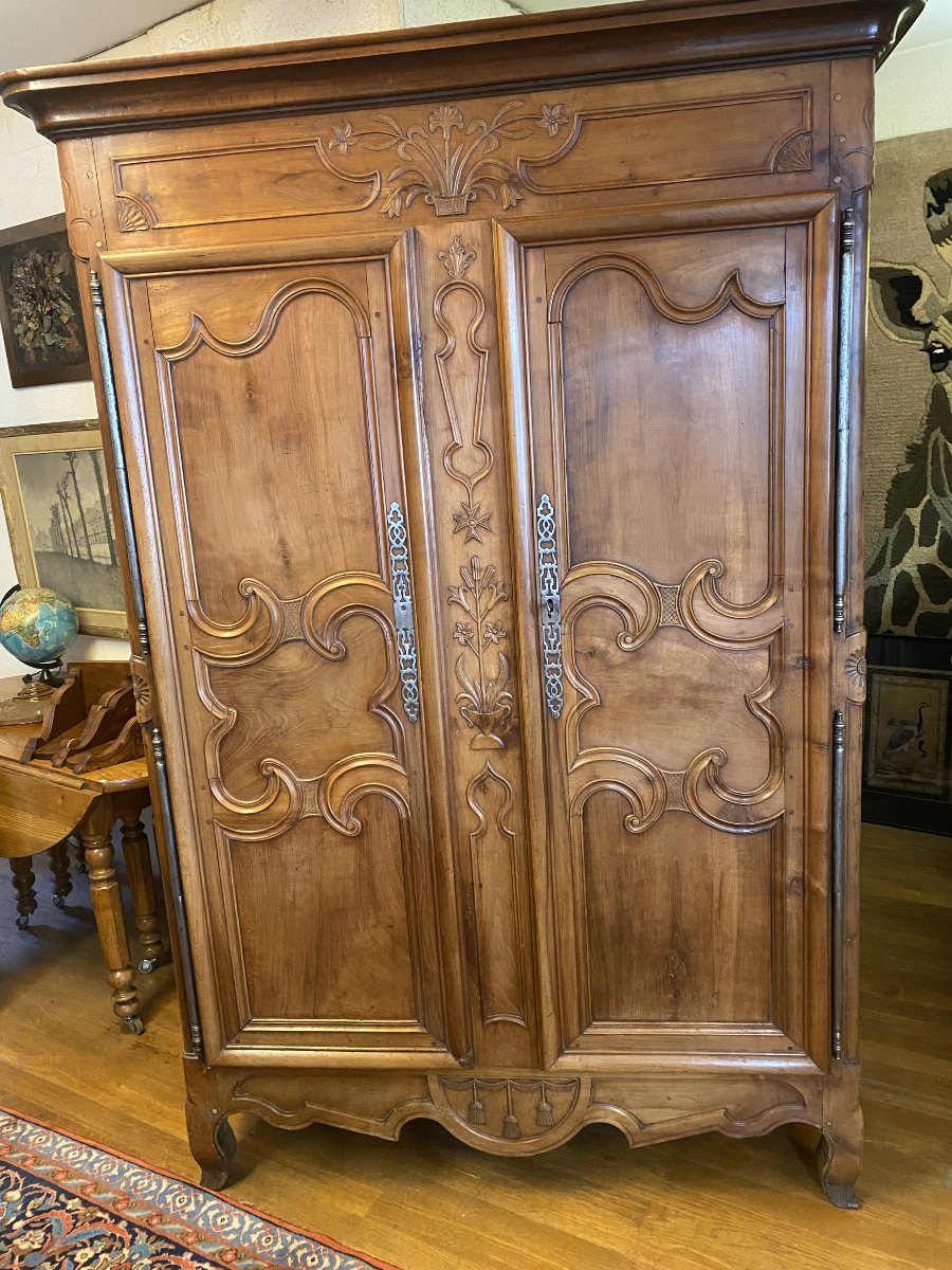 Armoire Bressane en noyer de la deuxième moitié du 19 éme siècle. 