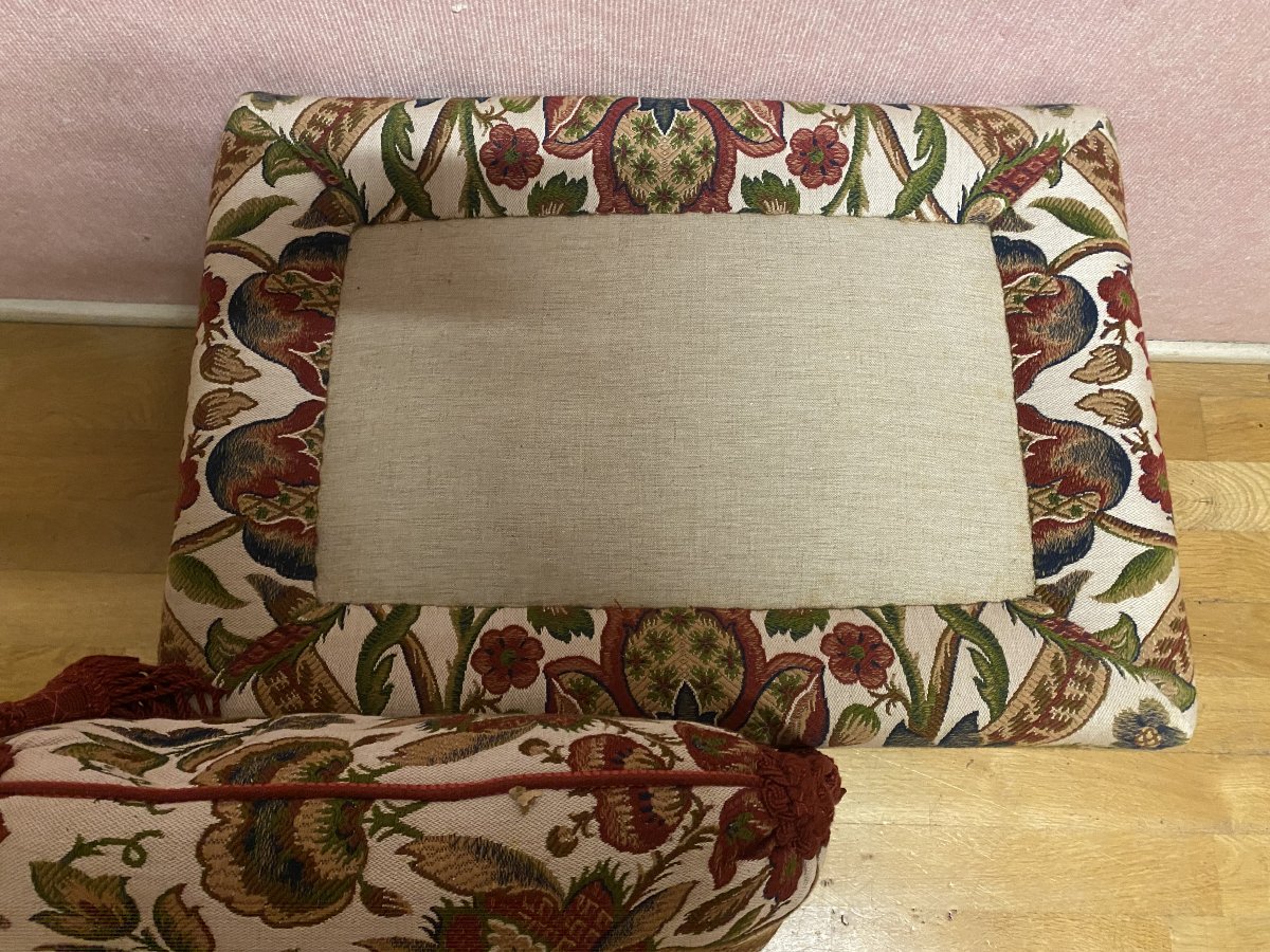 Renaissance-style Stool Or End Table, In Excellent Condition.-photo-4