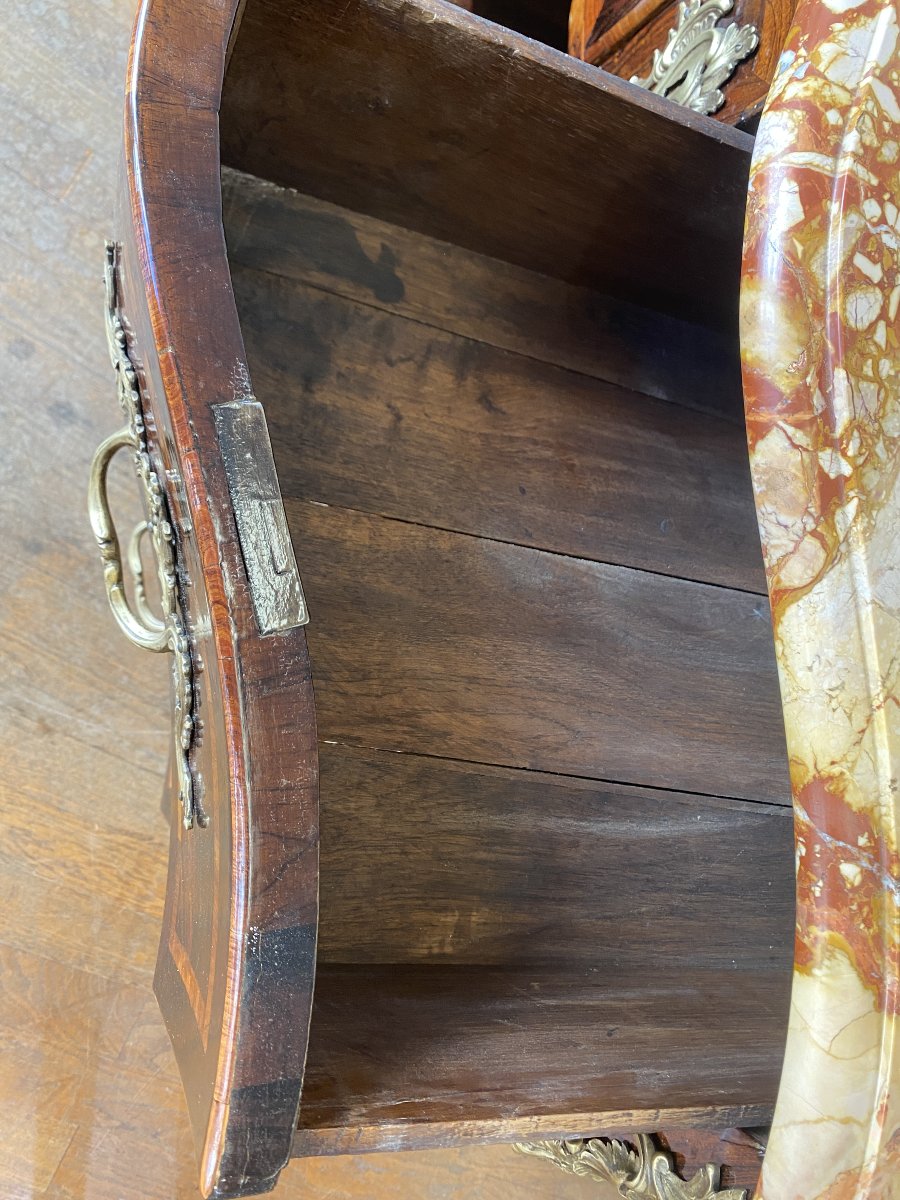 Commode Louis XV d'époque XVIII, en bois de placage.-photo-1