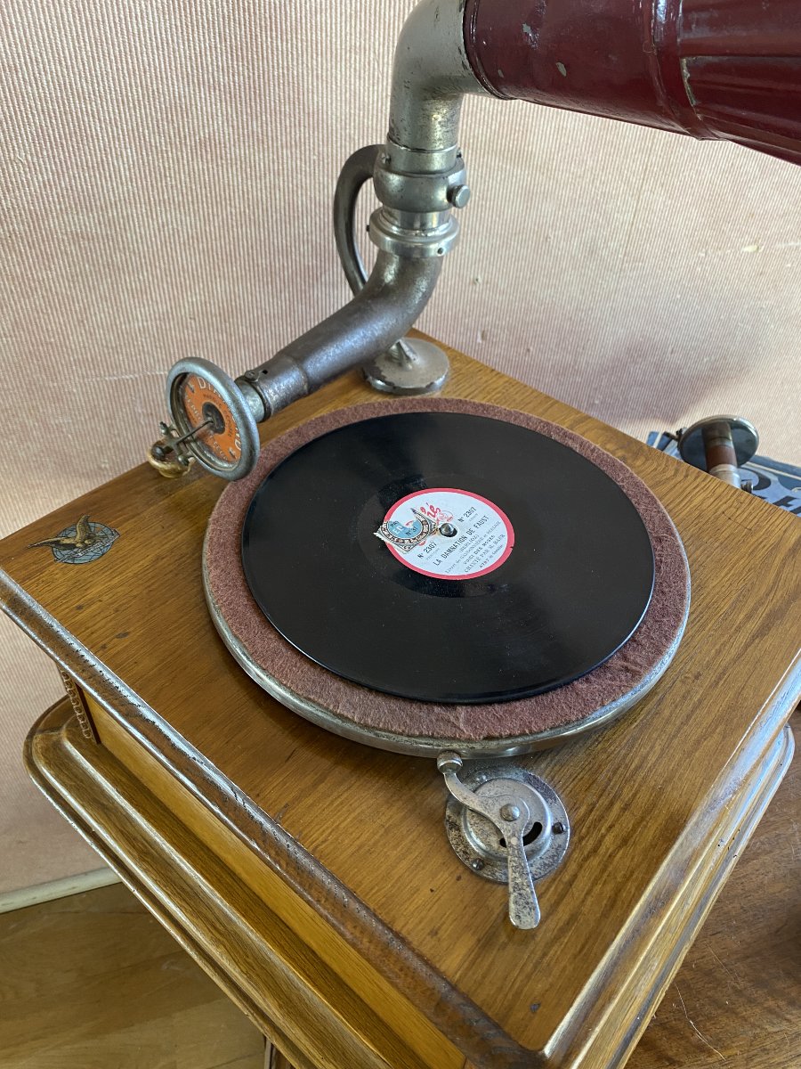 Gramophone en chêne clair en parfait état  de fonctionnement.