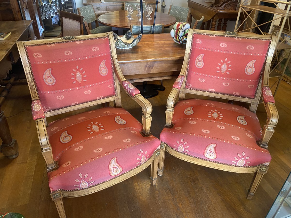 Paire de fauteuils de style Néo classique en sycomore.