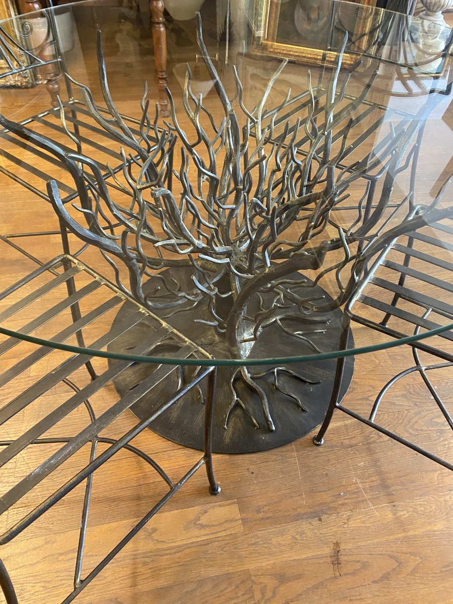 Table et chaises en fer forgé, diamètre 120 cm.