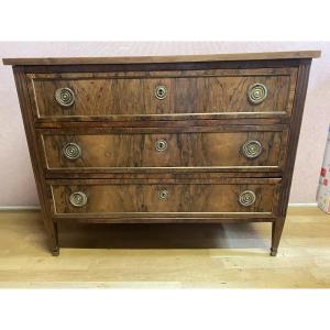 Commode De style Louis XVI en noyer et placage de noyer.