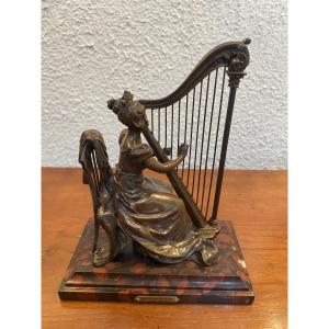 Petit bronze de Géo Maxim. Harpiste et son instrument.