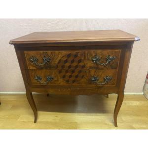 Petite commode de style Louis XV en marqueterie de bois de rose. Très bon état.