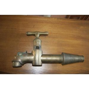 Important robinet de tonneau en laiton.