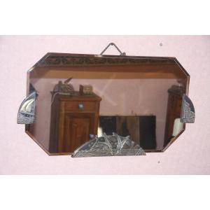 Miroir art déco avec motifs en bronze , très bon état.