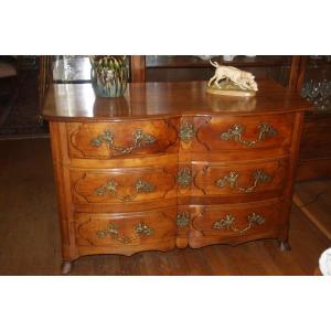 Commode régence en noyer, 3 tiroirs, poignées de tirage en bronze.