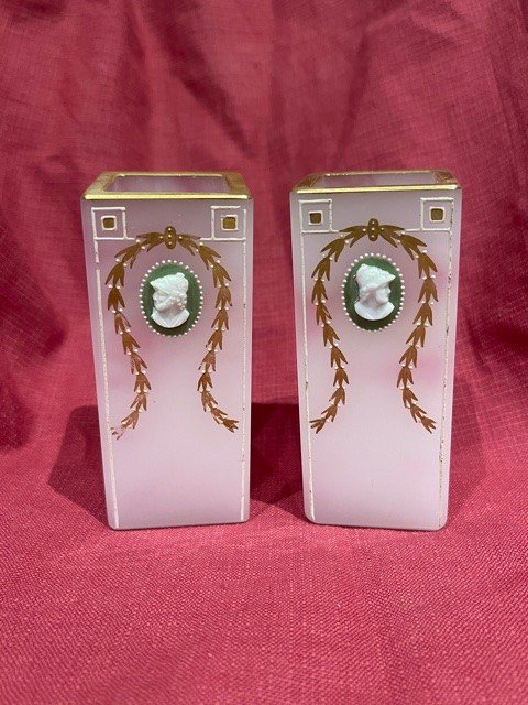 Paire De Vases En Verre émaillé à Décor De Camé
