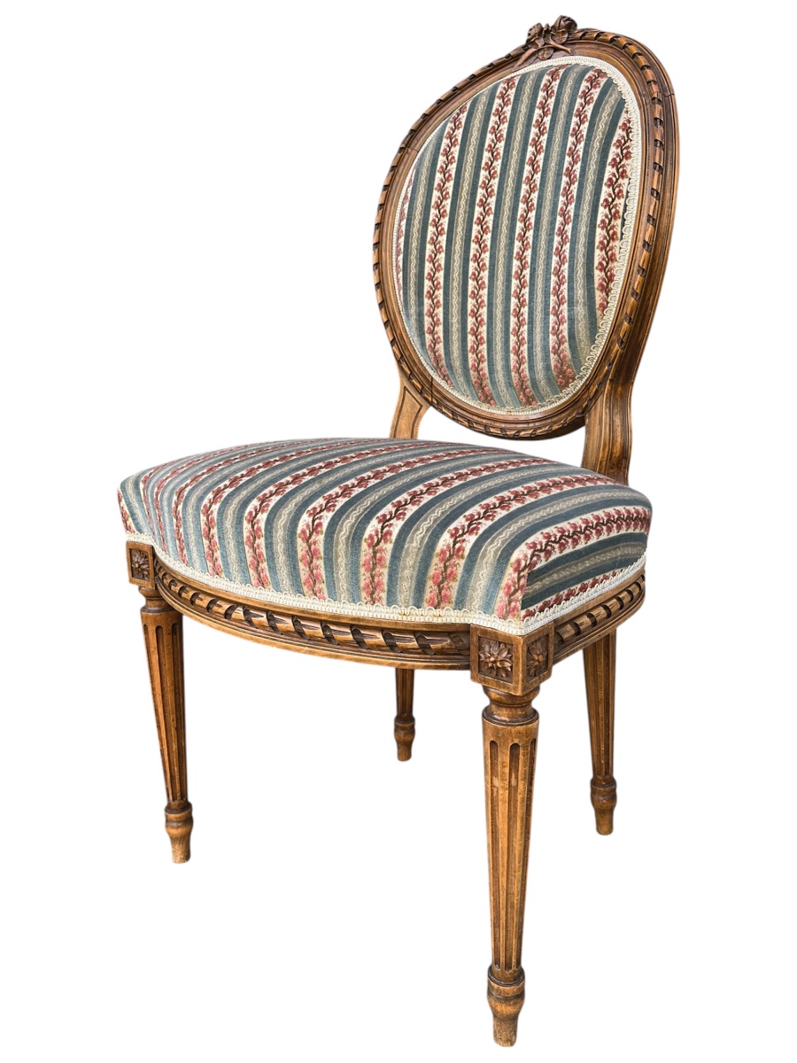 Série de 3 chaises médaillons et 1 fauteuil cabriolet style Louis XVI-photo-3