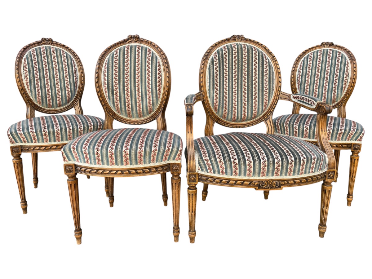 Série de 3 chaises médaillons et 1 fauteuil cabriolet style Louis XVI