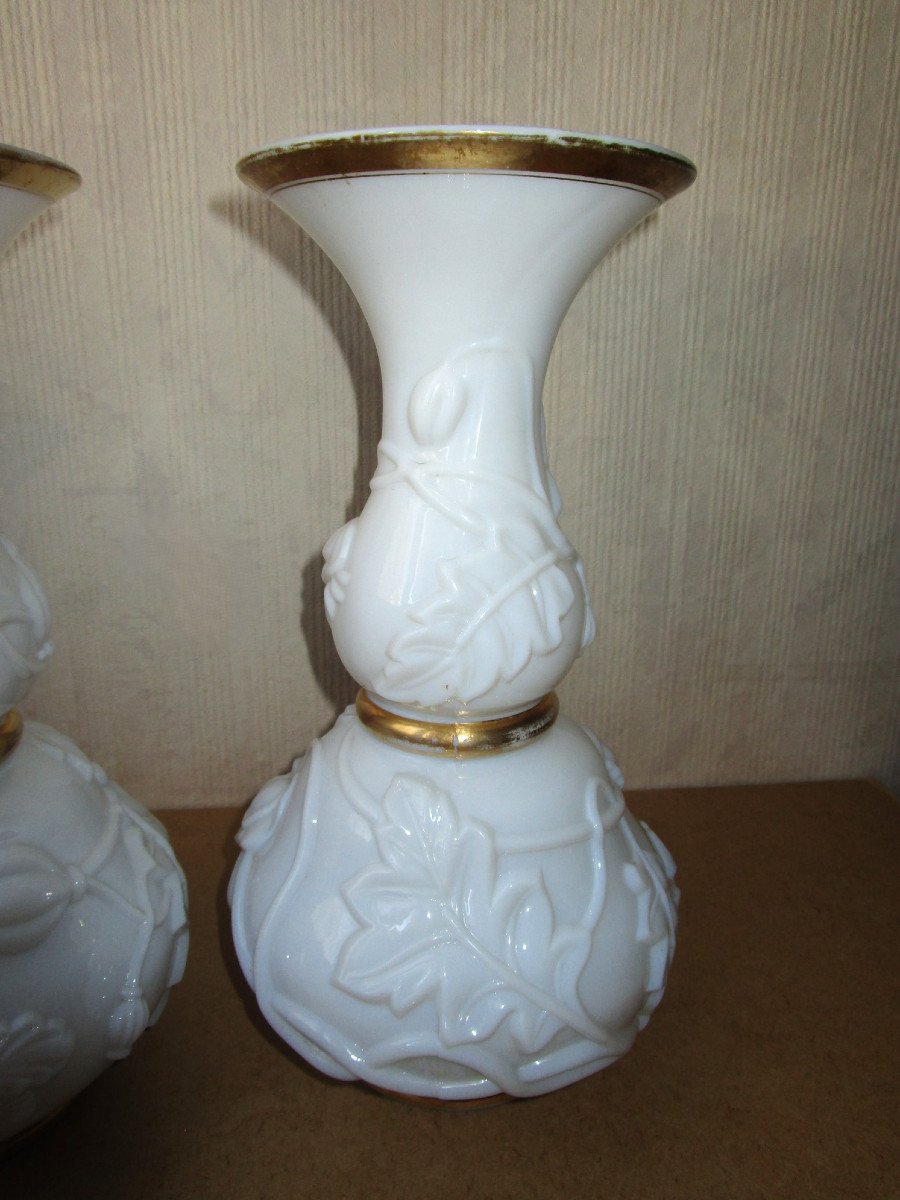 Baccarat Beautiful And Rare Pair Of Vases In Molded Opaline Crystal Enhanced With Fine Gold Circa 1850-photo-4